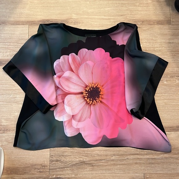 Frank Lyman Stylish cape style pullover/satin trim on "Kimono" sleeve top Size 8 - Picture 7 of 7